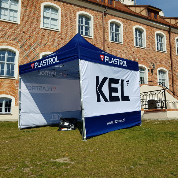 <em>Namioty</em> stelażowe