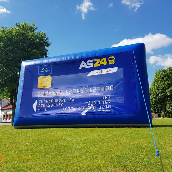 <em>Ekrany</em> reklamowe