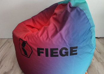 Miękkie siedzisko z wsadem styropianowym i kolorowym poszyciem z nazwą firmy