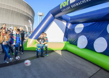 Pneumatyczna brama celnościowa z nadrukiem sponsorskim