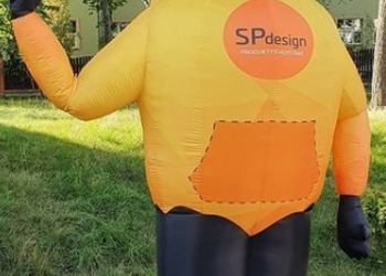 Balon pneumatyczny w dowolnym kształcie, postać człowieka w ubraniu zgodnym z kolorystyką firmową